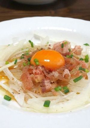 オニオンスライスの月見サラダ-レシピのメイン写真