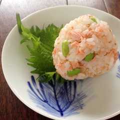 รูปของ 鮭フレークと白ごまと枝豆のおにぎり
