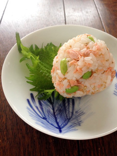鮭フレークと白ごまと枝豆のおにぎり-レシピのメイン写真