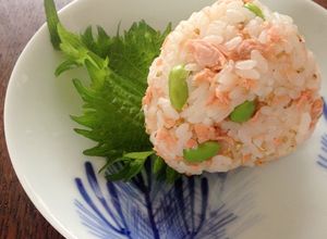 鮭フレークと白ごまと枝豆のおにぎり-レシピのメイン写真