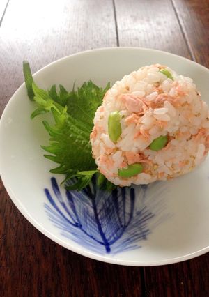 鮭フレークと白ごまと枝豆のおにぎり-レシピのメイン写真