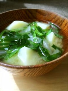 春を感じる♪ニラとじゃがいもの味噌汁-レシピのメイン写真