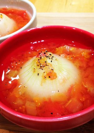 丸ごと新たまねぎでスパイシートマトスープ-レシピのメイン写真