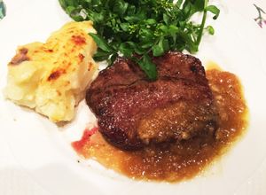 牛もも肉のステーキ☆おろし玉ねぎソース-レシピのメイン写真