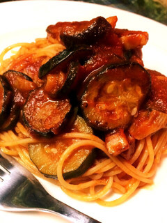 A picture of 茄子とズッキーニのベーコントマトパスタ。.