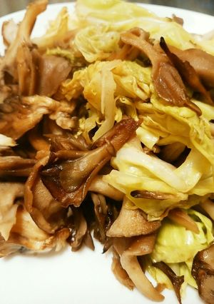 【簡単！】春キャベツと舞茸炒め-レシピのメイン写真