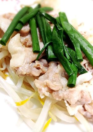 フライパンで豚肉ともやし蒸し!ごま油風味-レシピのメイン写真