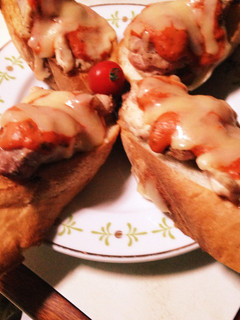 鶏肉のトマトチーズ焼き風バケットピザ-レシピのメイン写真