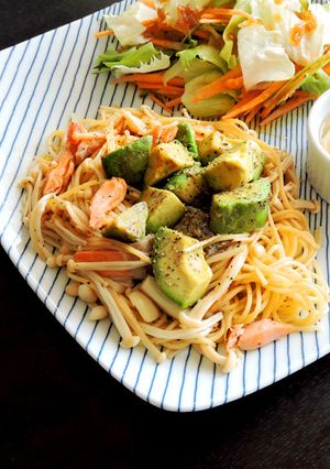 一人お昼アボカドバター☆えのきパスタ半々-レシピのメイン写真