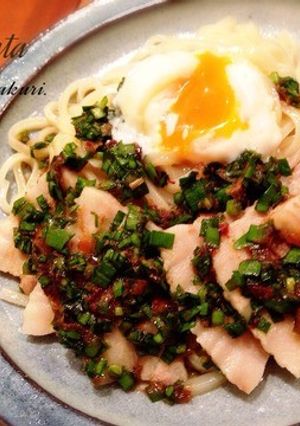 ゆで豚ニラ麺つゆ漬けのっけ！冷やしうどん-レシピのメイン写真