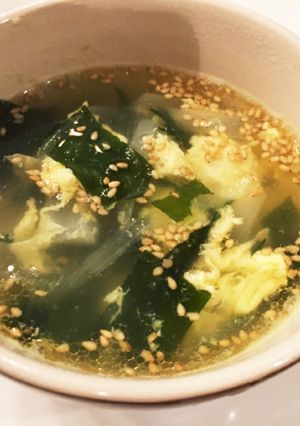 鶏ガラの素で 美味しい 卵 ワカメスープ-レシピのメイン写真