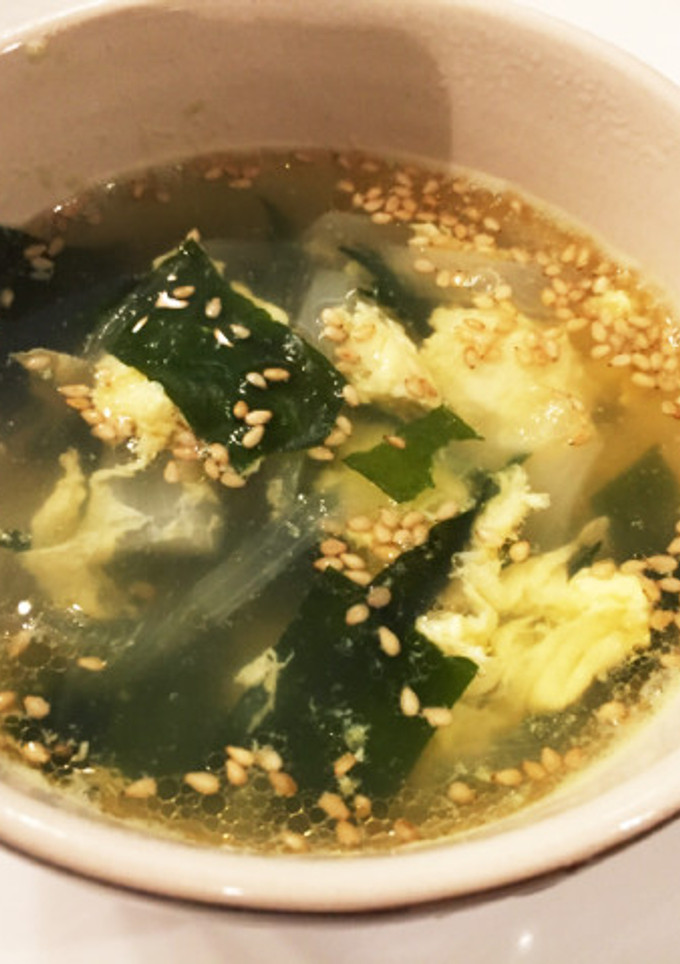 鶏ガラの素で 美味しい 卵 ワカメスープ-レシピのメイン写真
