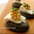 病み付きイカ墨でチーズクラッカー