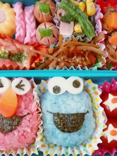 エルモ&クッキーモンスターキャラ弁-レシピのメイン写真