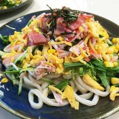 รูปของ 暑い日に 冷凍うどんで具沢山サラダうどん