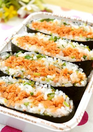 薬味入り酢飯で♡鮭フレークのおにぎらず♪-レシピのメイン写真