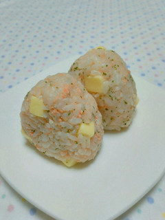〖鮭フレパセリとチーズのおにぎり〗-レシピのメイン写真
