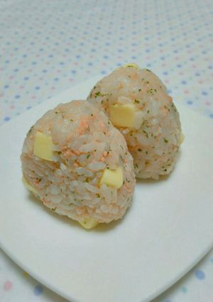 〖鮭フレパセリとチーズのおにぎり〗-レシピのメイン写真