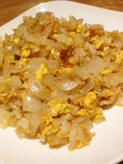 玉ネギ大量消費！玉ネギ丸ごと炒飯☆ by MotoiMaru 【クックパッド