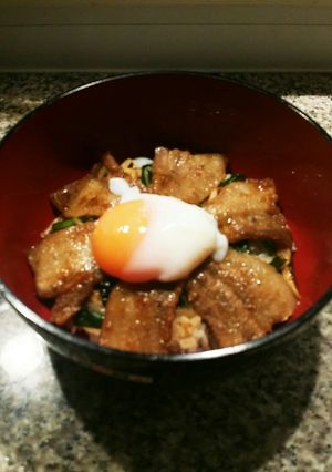 焼き肉のタレで豚バラ丼★温泉卵のせ♡-レシピのメイン写真