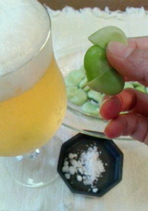 片手でむける茹でそら豆-レシピのメイン写真