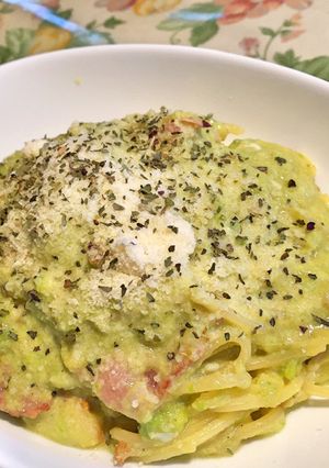 丸ごとアボカドとベーコンのクリームパスタ-レシピのメイン写真