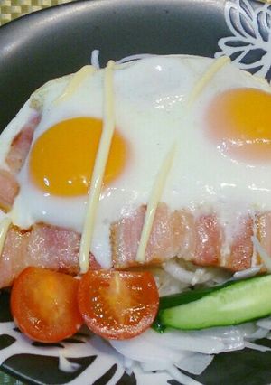 ランチに最適！新玉ねぎのベーコンエッグ丼-レシピのメイン写真
