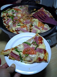 ホットプレートいっぱいの大きなピザ-レシピのメイン写真