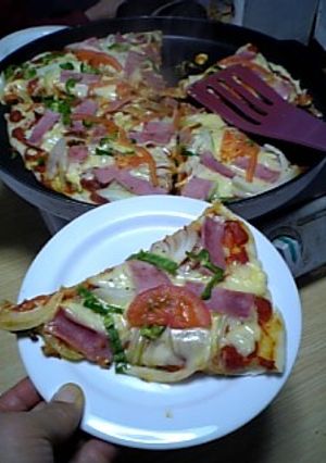 ホットプレートいっぱいの大きなピザ-レシピのメイン写真
