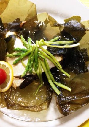大きい北海昆布に包まれて☆ブリのお吸い物-レシピのメイン写真