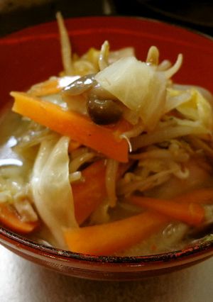 最速の野菜炒め入り昆布だしの味噌汁-レシピのメイン写真