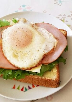 目玉焼きのせハムチーズサンド-レシピのメイン写真
