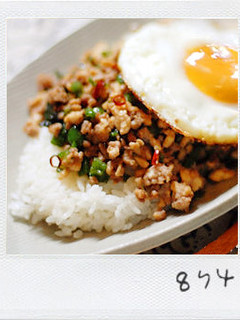 簡単♪ガッパオ飯(挽肉とバジルの炒飯)-レシピのメイン写真