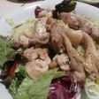 鳥モモ肉と生野菜のボリュームサラダ