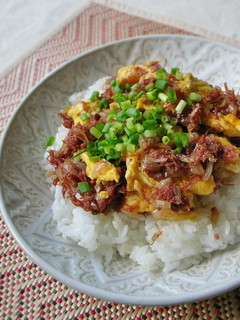 コンビーフ&卵丼-レシピのメイン写真