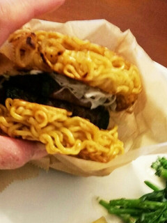 ラーメンバーガーのバンズの作り方-レシピのメイン写真