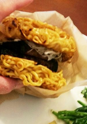 ラーメンバーガーのバンズの作り方-レシピのメイン写真