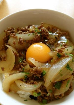 簡単!おいしい!新玉ねぎと合いびき肉の丼-レシピのメイン写真