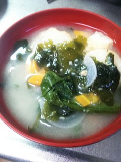 旬の新玉ねぎとほうれん草の6色彩味噌汁◆-レシピのメイン写真