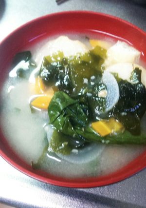 旬の新玉ねぎとほうれん草の6色彩味噌汁◆-レシピのメイン写真