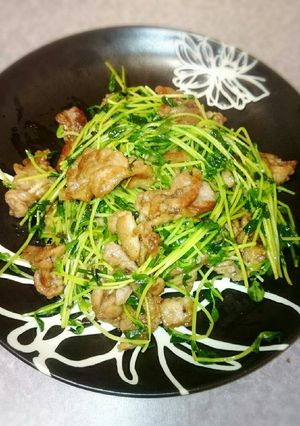 簡単！栄養満点！豆苗と豚肉の塩レモン炒め-レシピのメイン写真