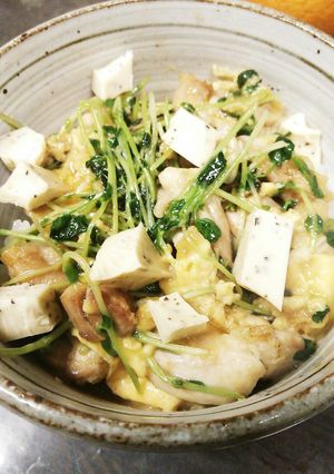 豆苗&チーズ入り☆マンネリ打破の親子丼-レシピのメイン写真