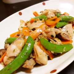 รูปของ スナップエンドウと鶏肉の彩り塩炒め