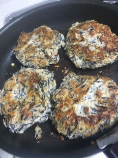 鶏胸肉と大豆とひじきのヘルシーハンバーグ-レシピのメイン写真