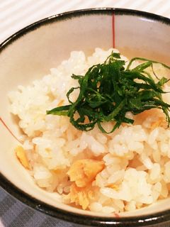 簡単!鮭と梅のさっぱり炊き込みごはん-レシピのメイン写真