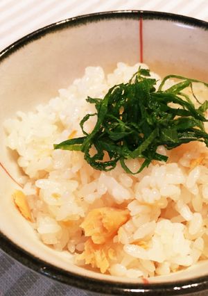 簡単!鮭と梅のさっぱり炊き込みごはん-レシピのメイン写真