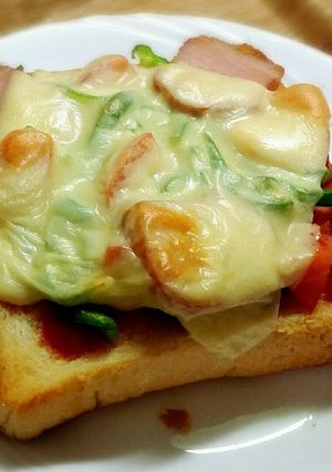 簡単おいしい♪食パンで作るピザトースト-レシピのメイン写真