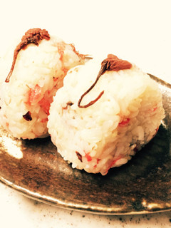 春を満喫♪桜の花の塩漬け混ぜご飯にぎり-レシピのメイン写真