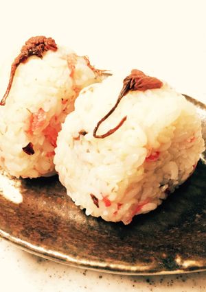 春を満喫♪桜の花の塩漬け混ぜご飯にぎり-レシピのメイン写真