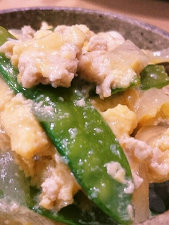 ゴマ香る♪絹さやと鶏挽き肉の親子丼♪-レシピのメイン写真